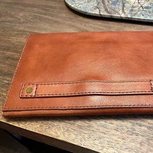 Madewell Leather Snap Clutch in Saddle